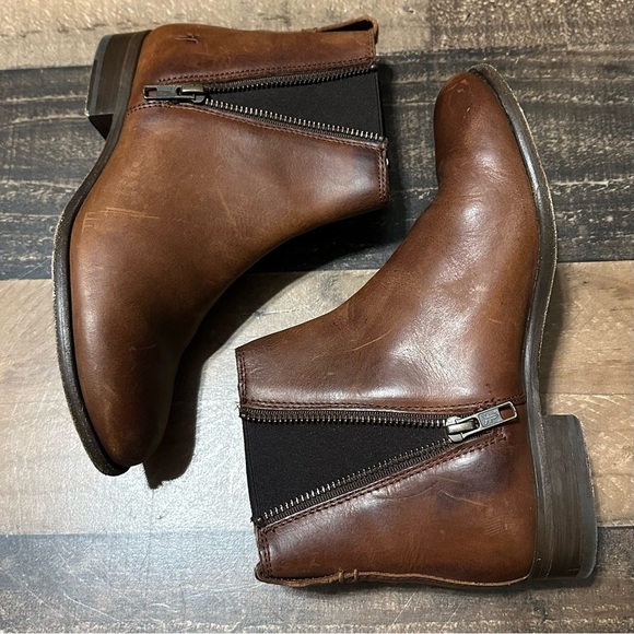 Frye ‘Carly’ Zip Chelsea Boot - Picture 4 of 9